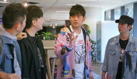 Jay Chou in a pink jacket along with friends caught on camera.
